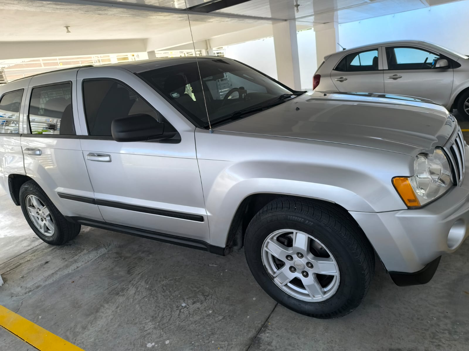 jeepetas y camionetas - VENDO JEEP GRAND CHEROKEE LAREDO  1
