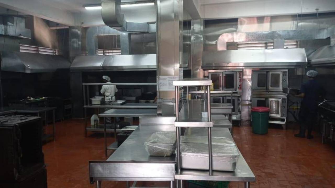oficinas y locales comerciales - Alquiler de edificio comercial en villa consuelo  9