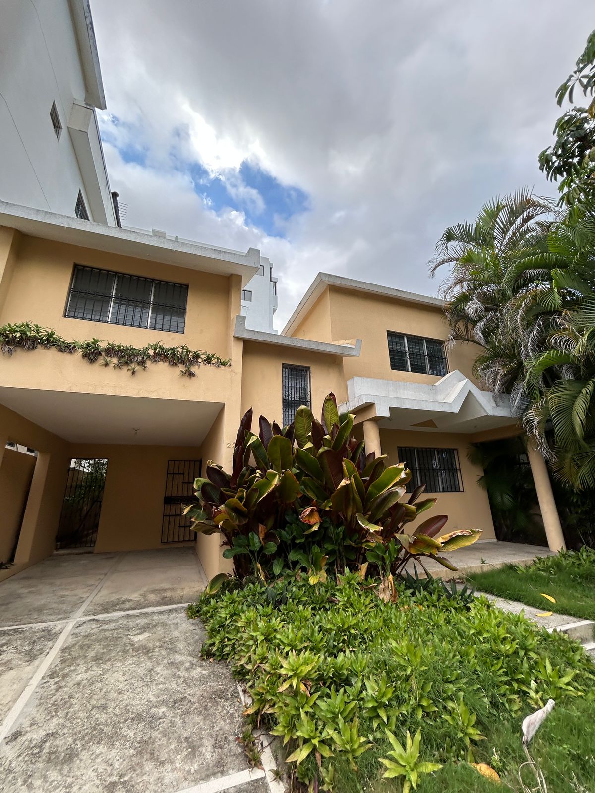 casas - ¡EN VENTA! 🏡✨ Casa de 2 niveles en Los Restaurado