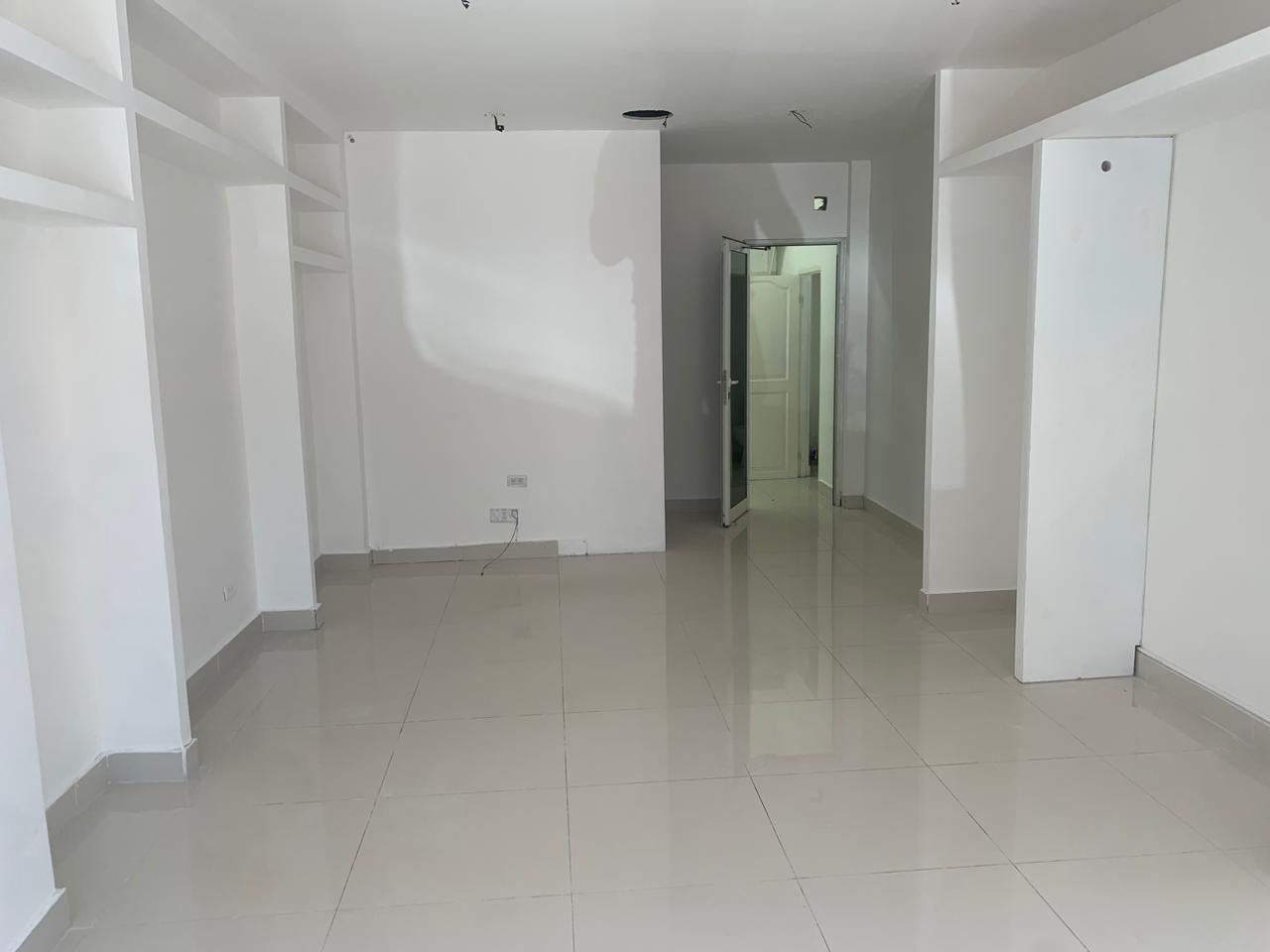 oficinas y locales comerciales - Local céntrico en Evaristo morales  1