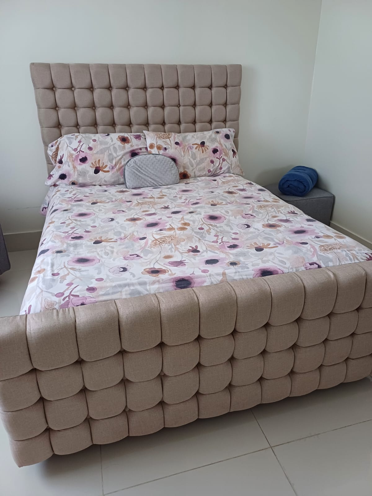 muebles y colchones - Se vende cama Queen. Base y espalda No colchón  0