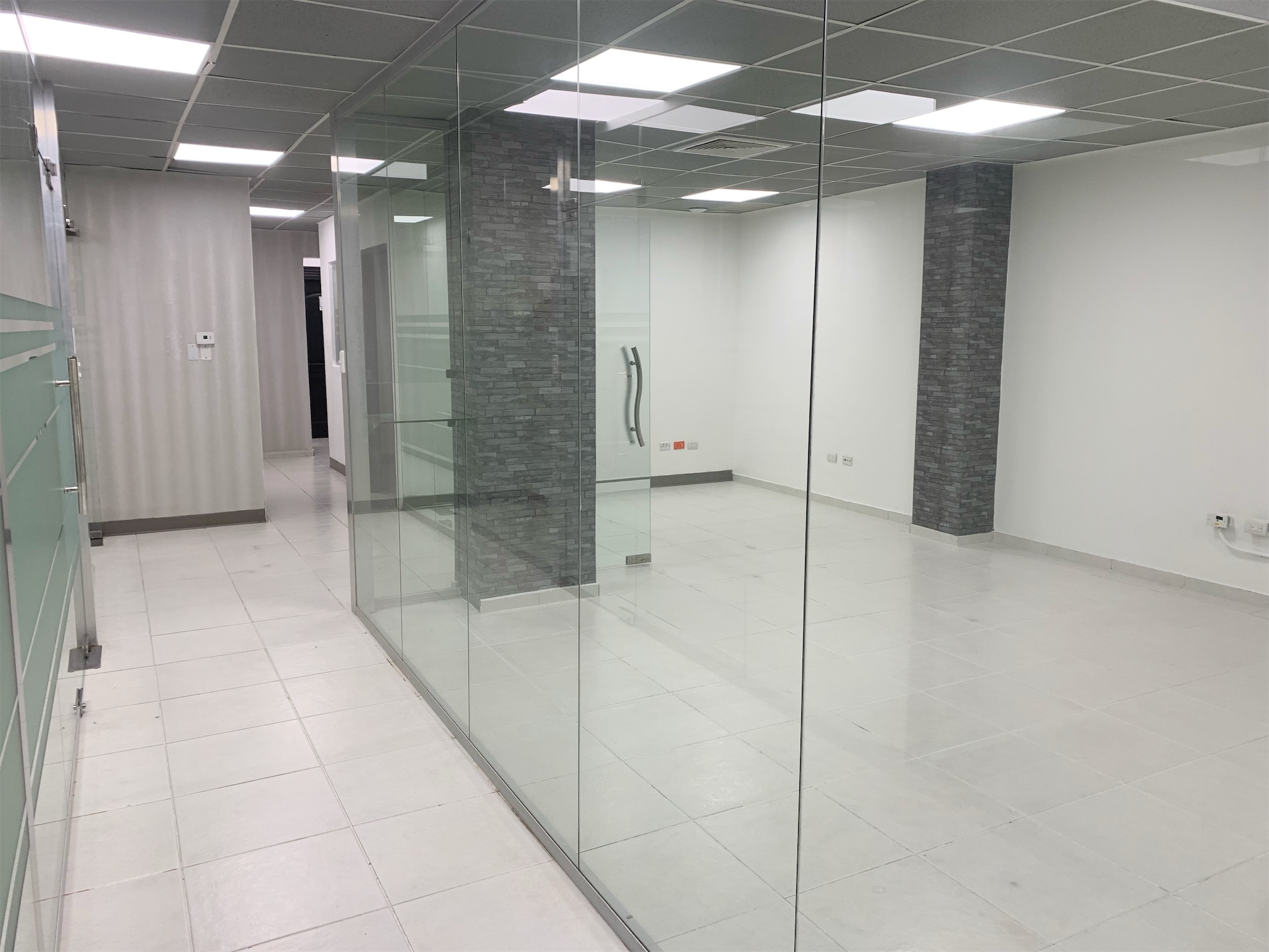 oficinas y locales comerciales - Local corporativo en evaristo 1