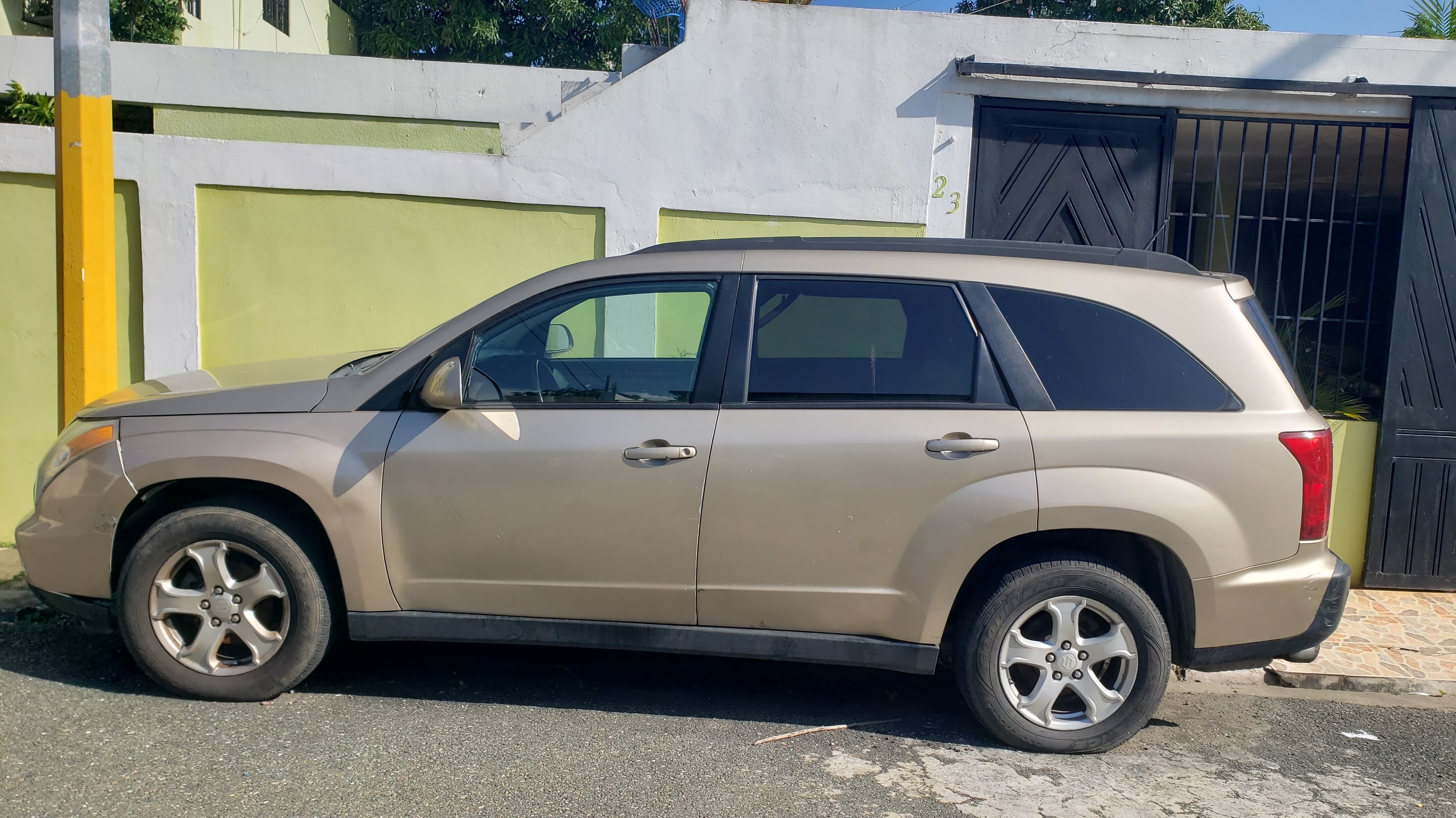 jeepetas y camionetas - Jeepeta Suzuki XL7 2008 dorada 3 filas de asientos en leather RD$200,000.00 Neg. 1