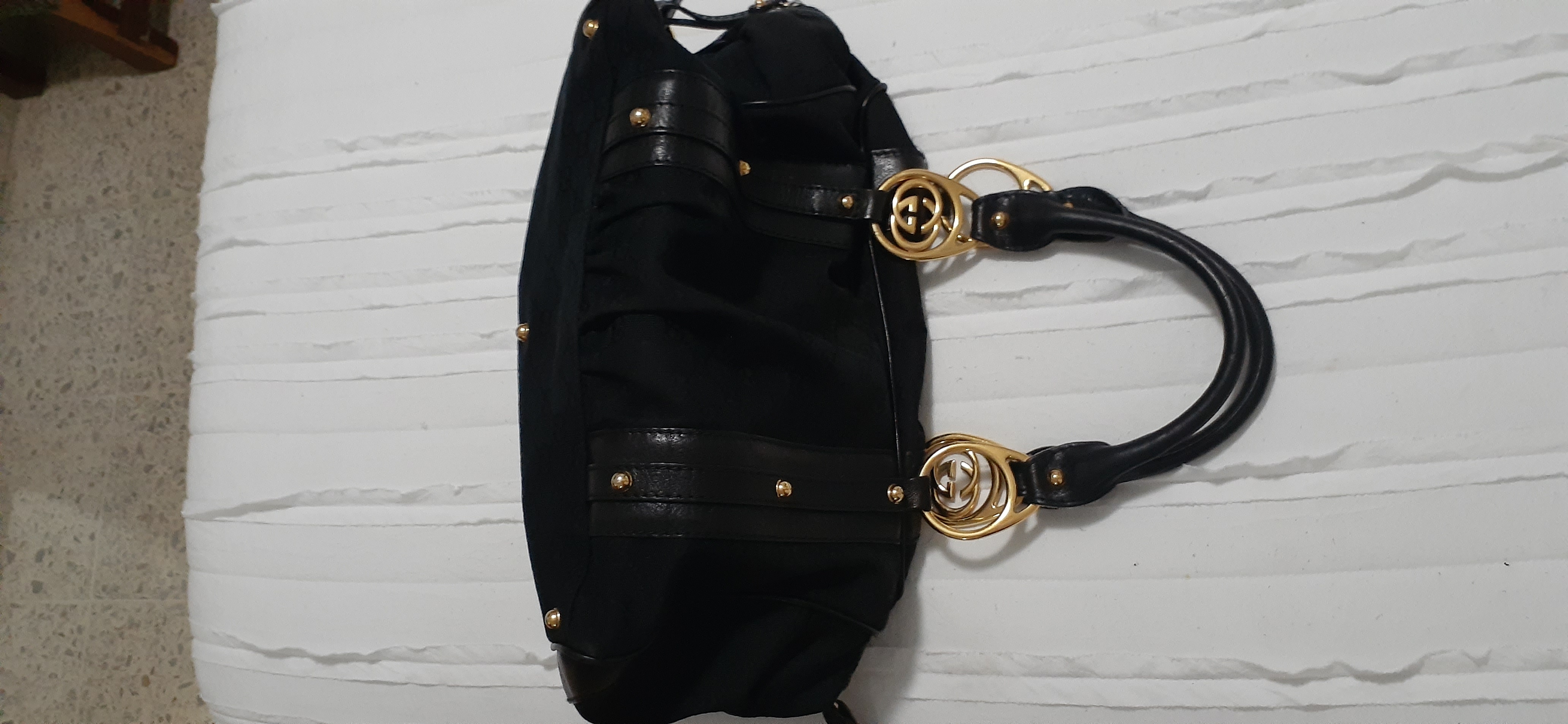 muebles y colchones - vendo hermosa cartera de mujer , practica y cómoda  c
esta como nueva 0