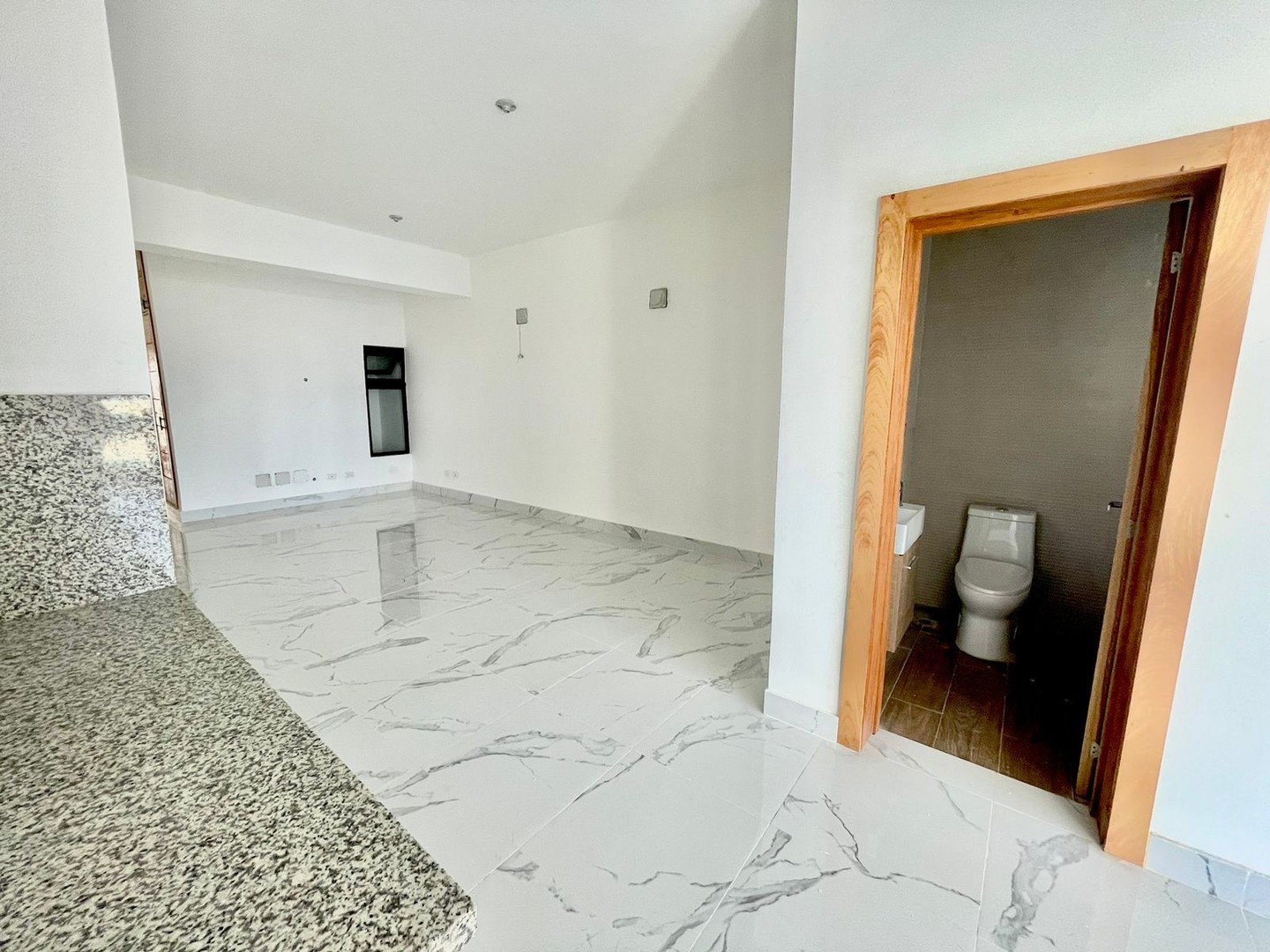 apartamentos - Vendo Moderna con terraza para estrenar en Torre en los Cacicazgos.  7