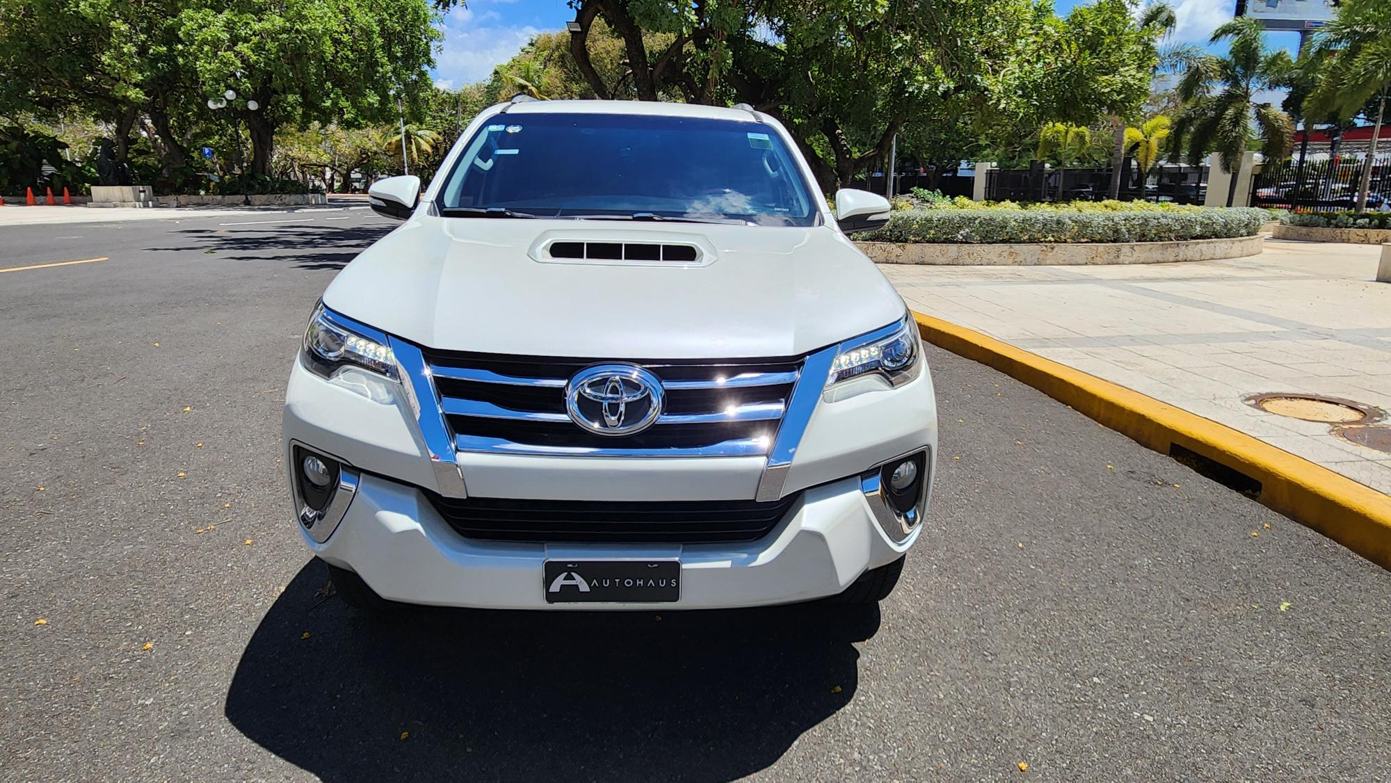 jeepetas y camionetas - Vendo Toyota Fortuner SRV 2018 8