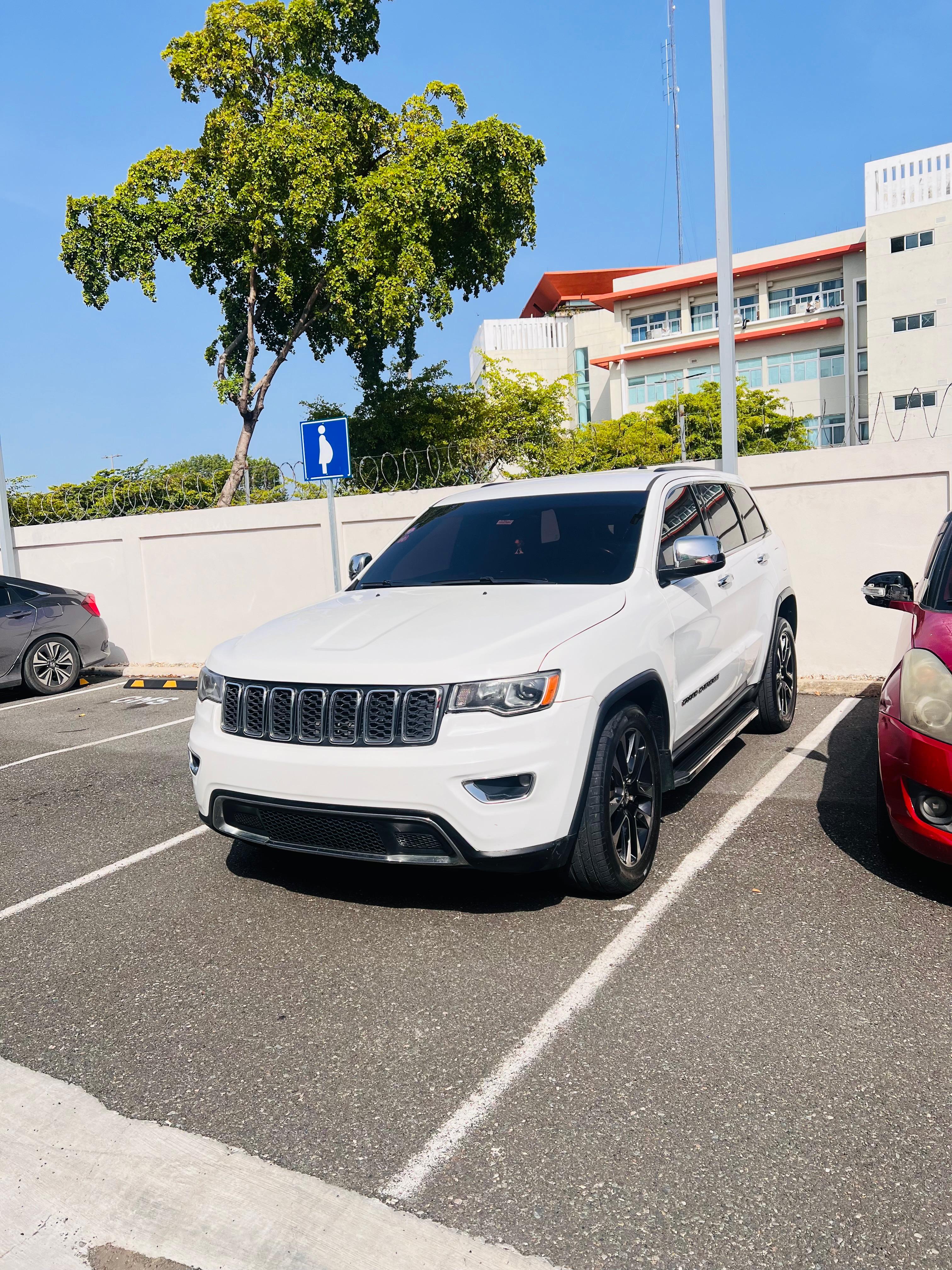 jeepetas y camionetas -  Jeep Grand Cherokee Laredo 2017 – 4X4 INTERIOR DE LUJO 2