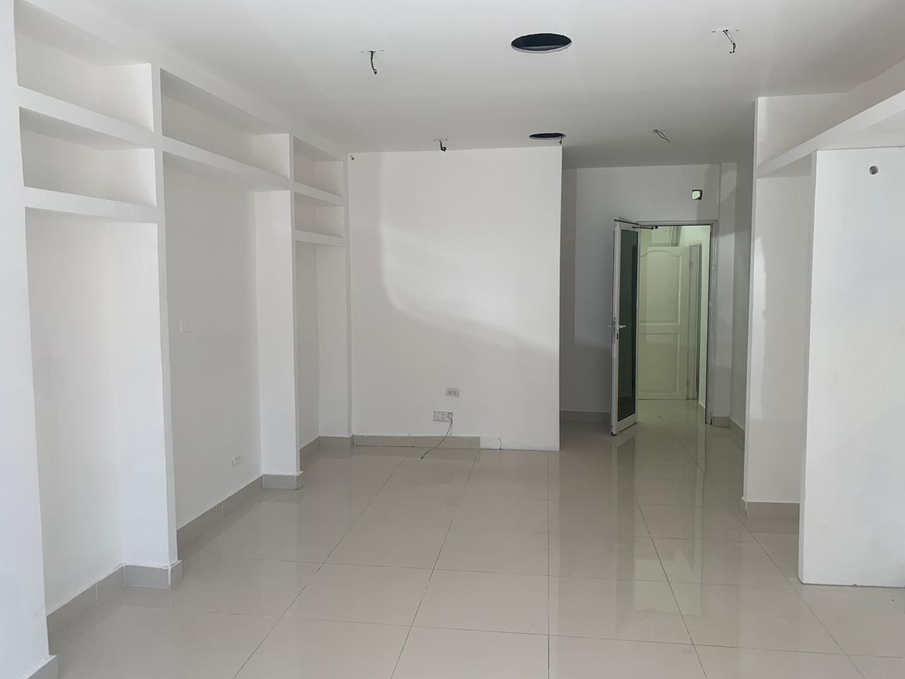 oficinas y locales comerciales - Local céntrico en Evaristo morales  2