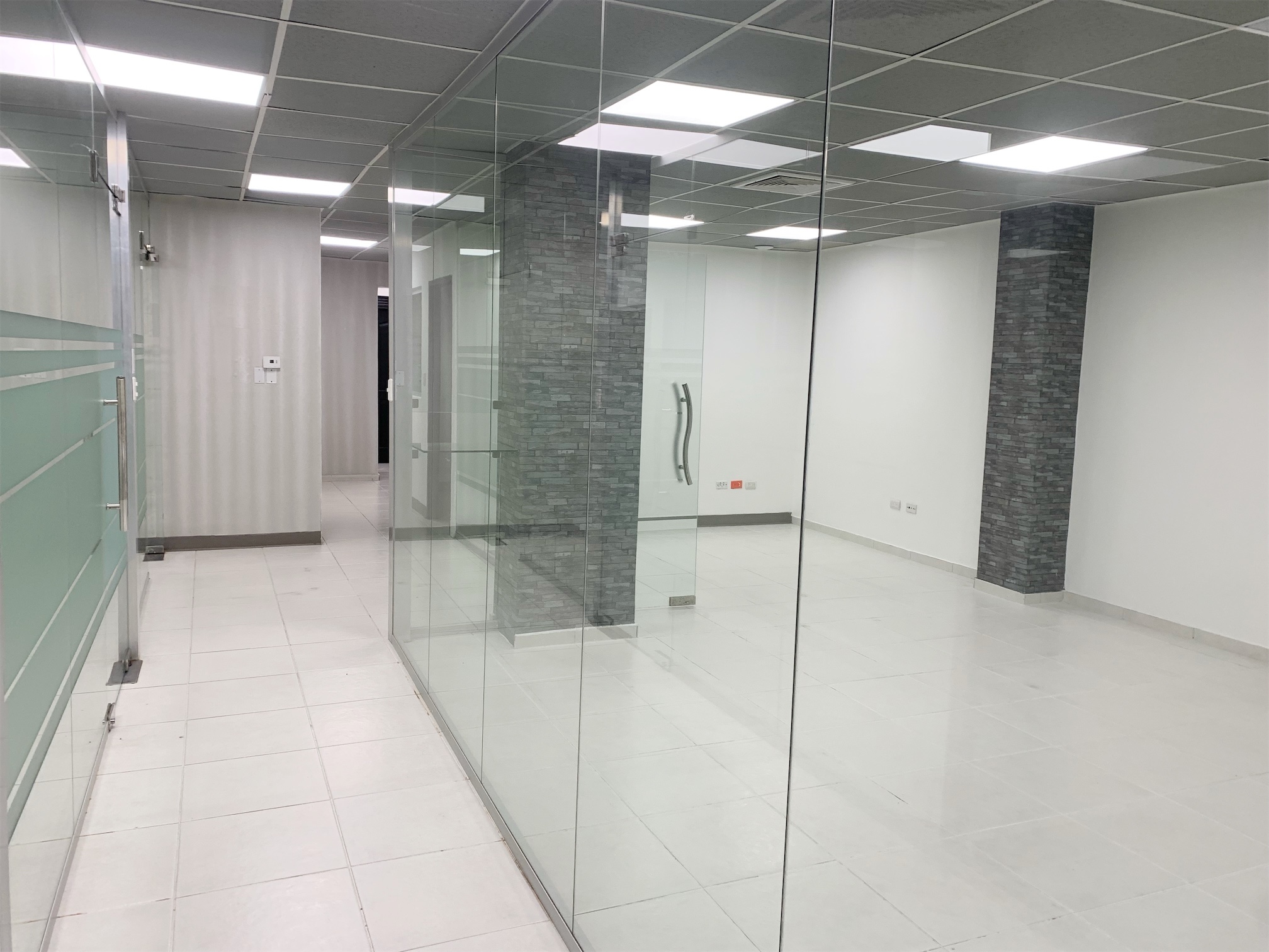 oficinas y locales comerciales - Local corporativo en evaristo 2