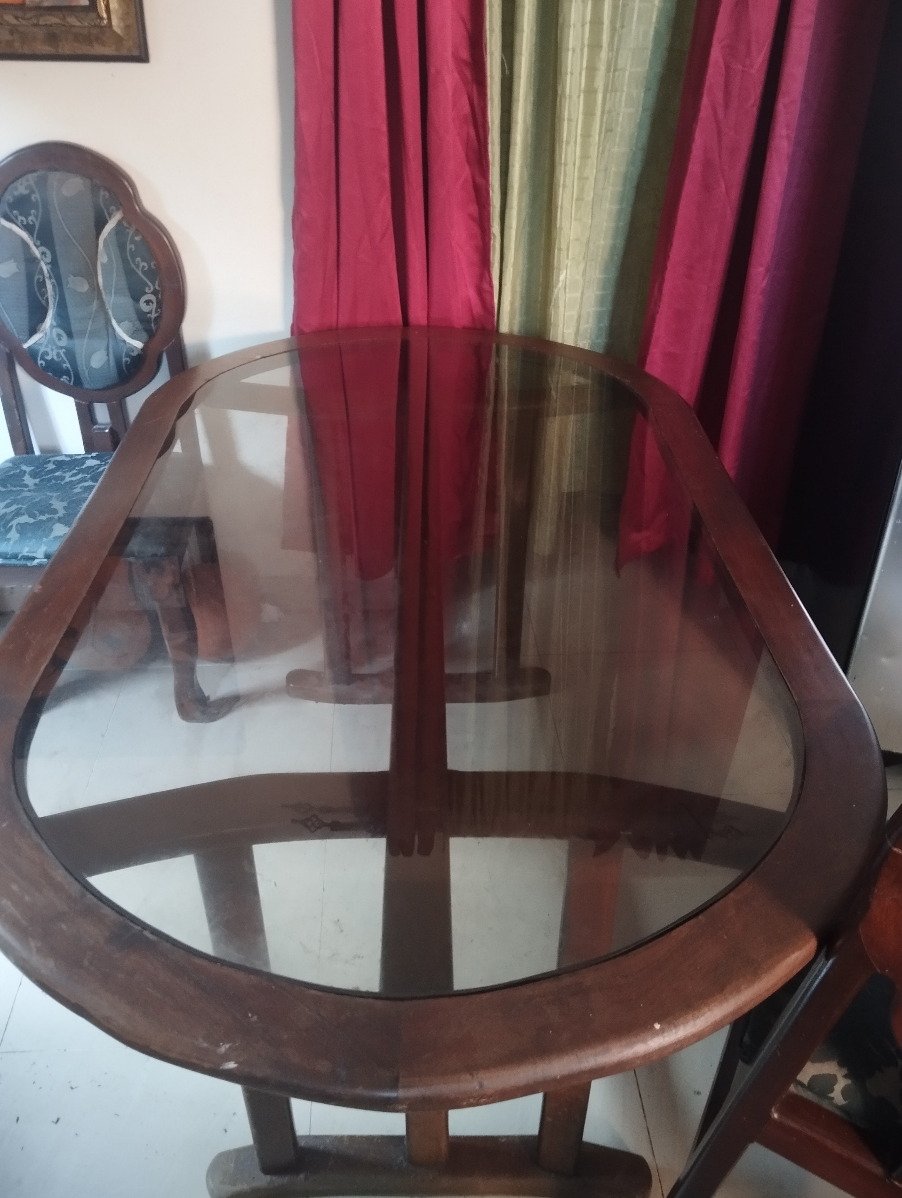 muebles y colchones - mesa de caoba  con tope de cristal 6 sillas. negociable 