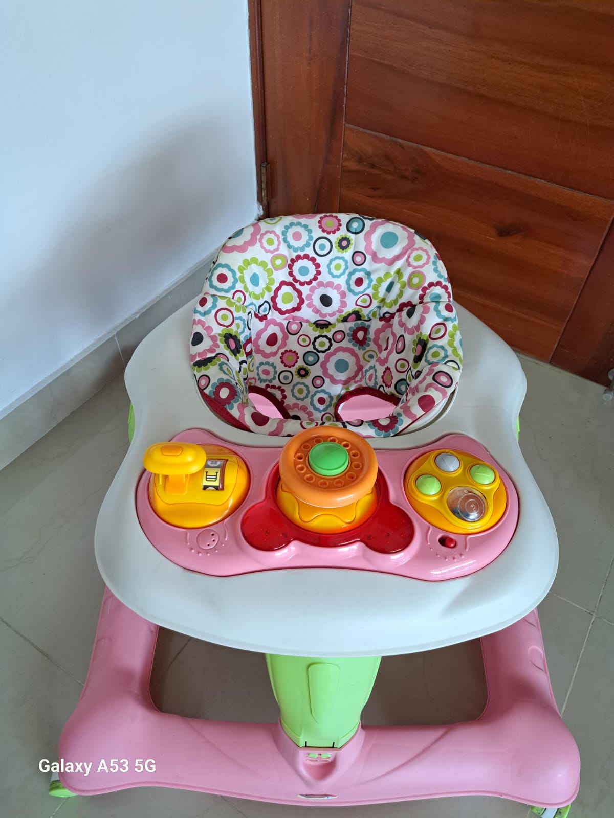 coches y sillas - Andador Born en excelentes condiciones  0