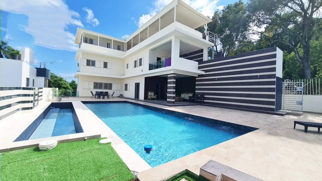 casas vacacionales y villas - Hermosa Villa de 3 Niveles con Vista al Oceano 0