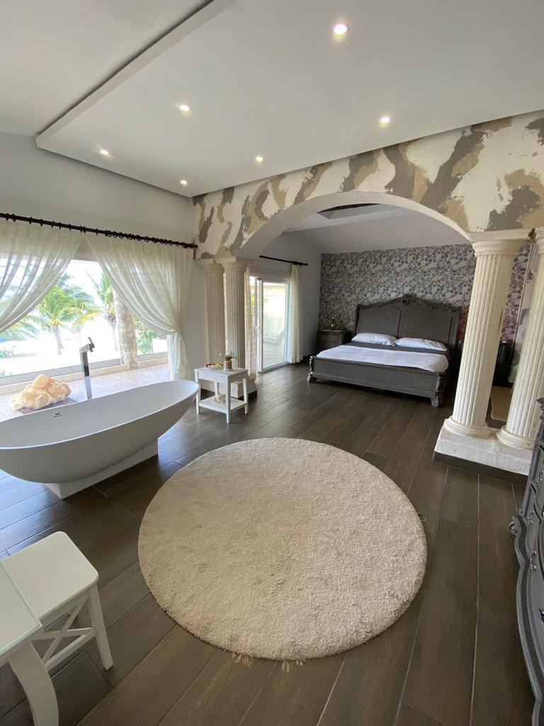 casas vacacionales y villas - villa super moderna en línea de playa en Juan Dolio de 450 mt2  5