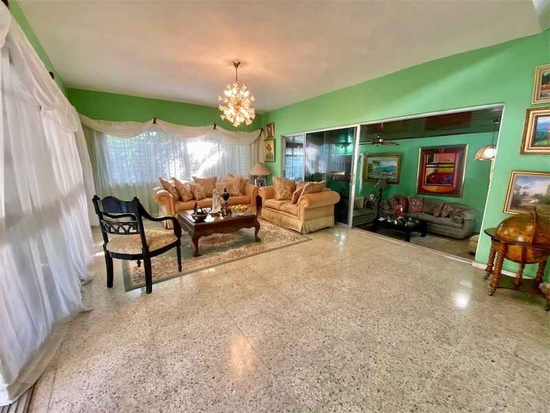 casas - Venta de casa en arroyo hondo Distrito Nacional con 700mts de solar y 5 hab 8