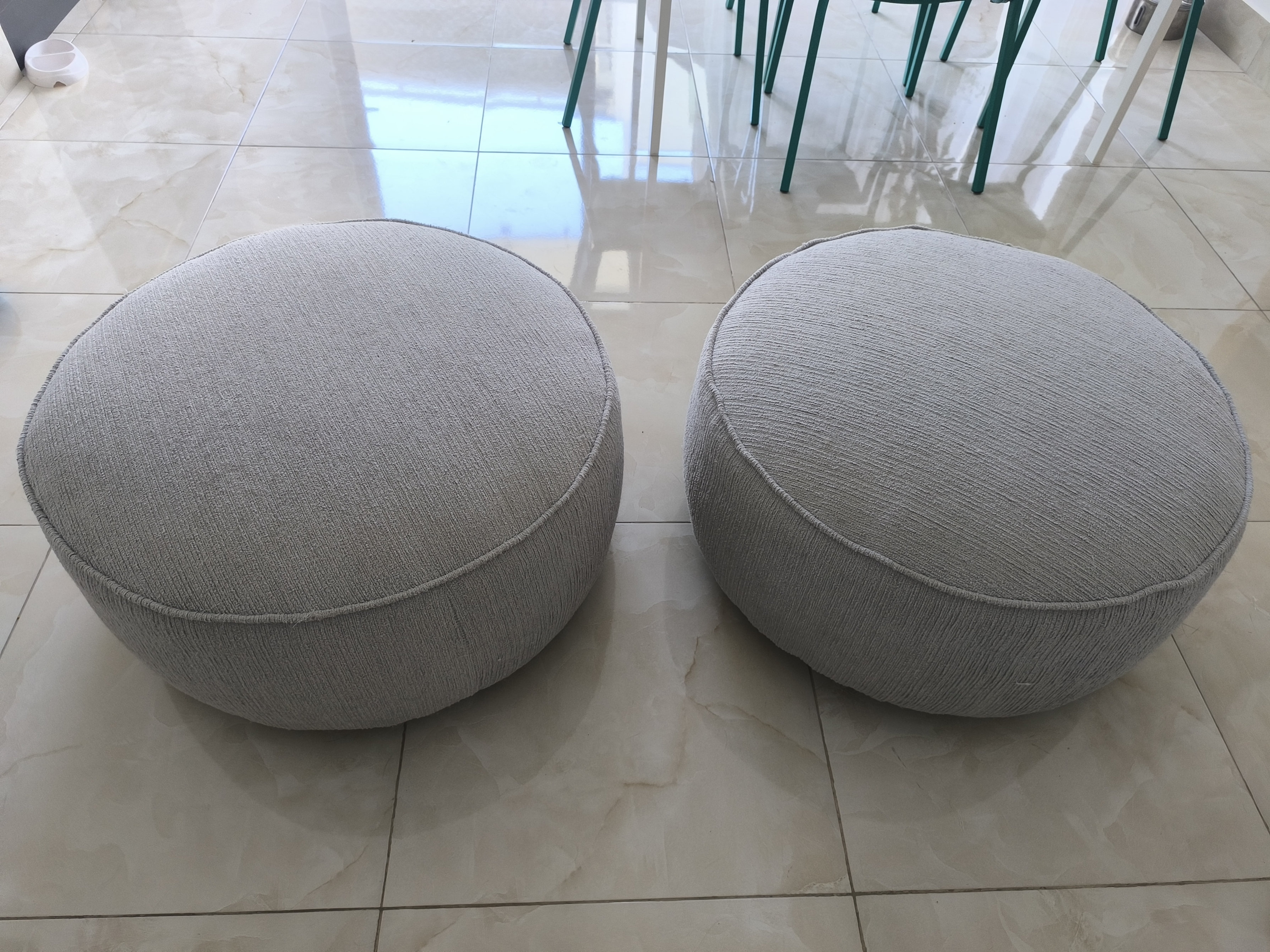 muebles y colchones - Ottomanes redondos en tela gris usado como nuevo 0