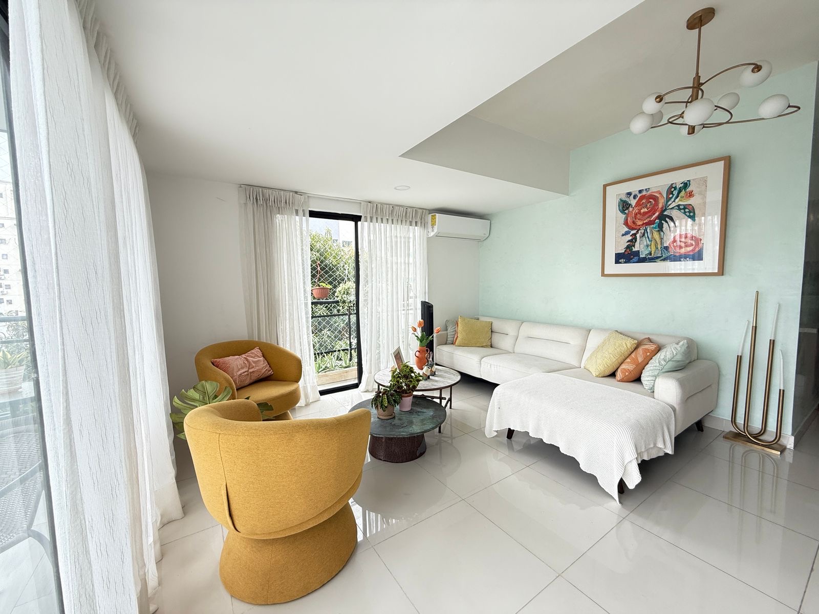 apartamentos - Vendo Evaristo morales tres hab con baño dos parqu