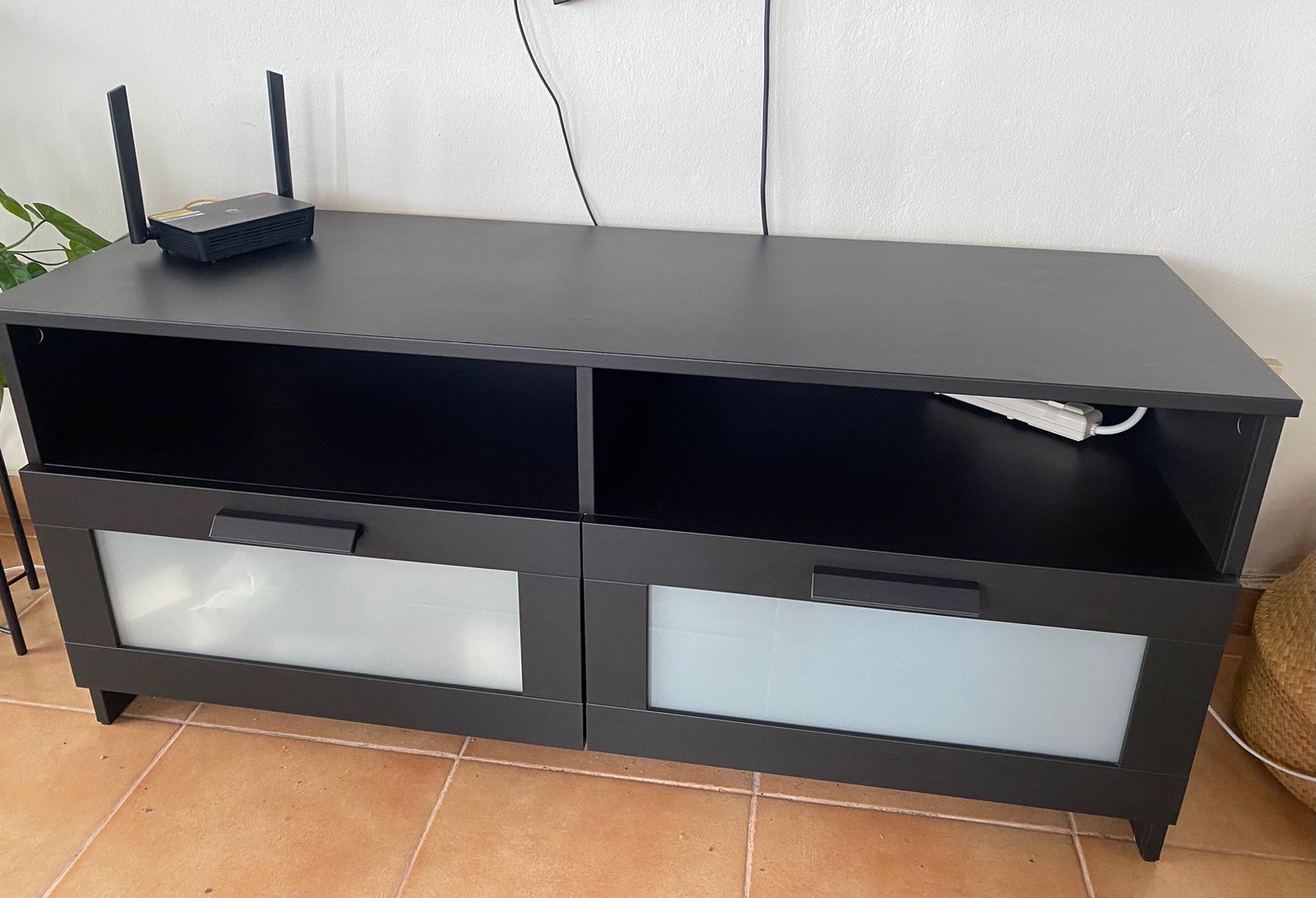 muebles y colchones - Vendo mueble de televisión en excelentes condiciones. $5,500 0