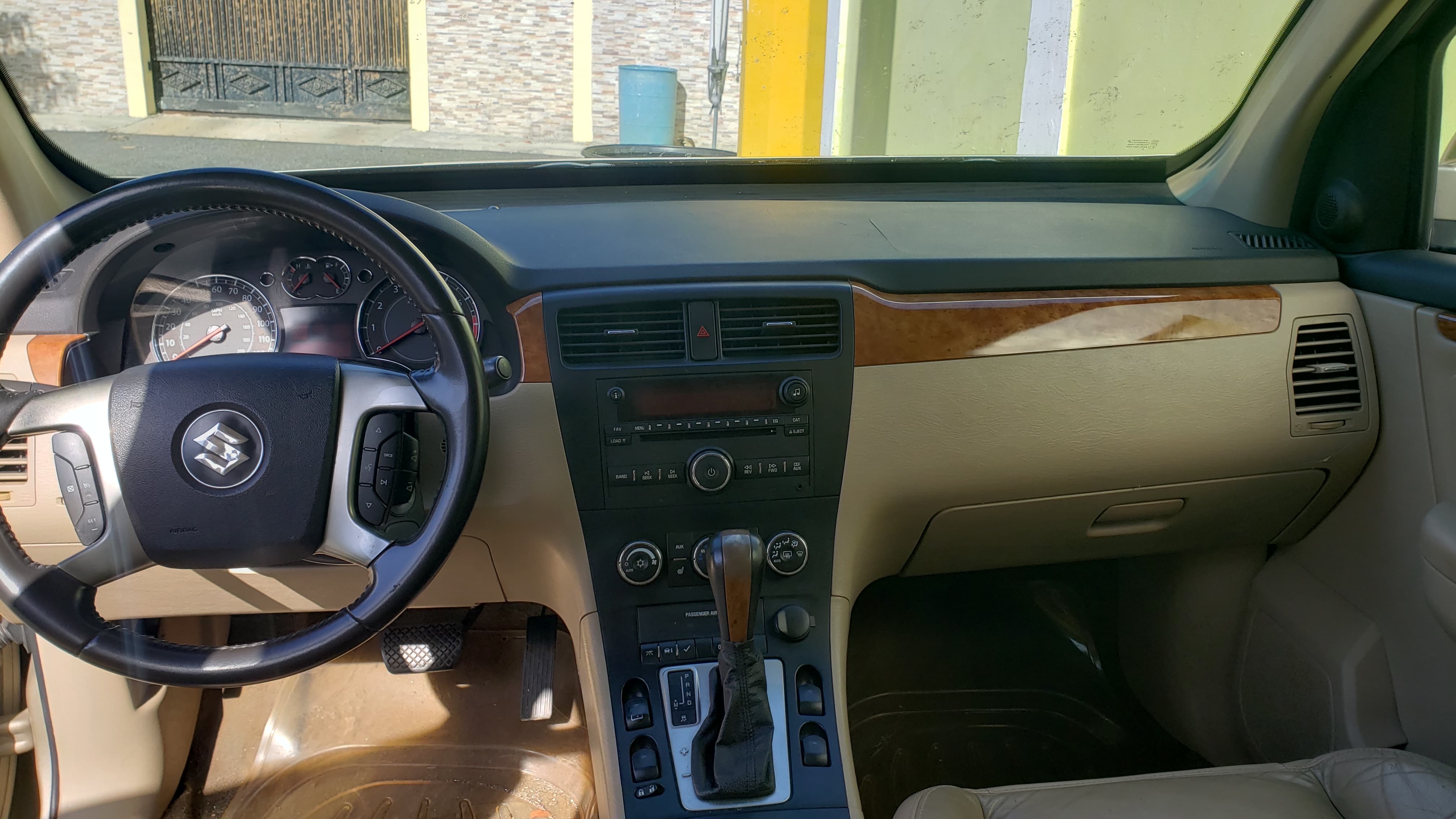 jeepetas y camionetas - Jeepeta Suzuki XL7 2008 dorada 3 filas de asientos en leather RD$200,000.00 Neg. 3